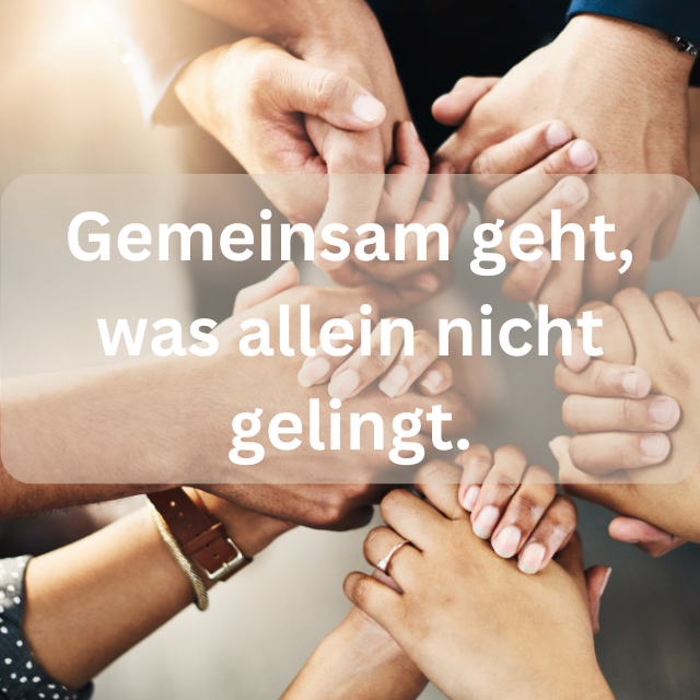 Zwei Hände greifen ineinander als Symbol für Verbindung und Kooperation, mit dem Spruch: „Es fassen sich Hände – gemeinsam geht, was allein nicht gelingt“
