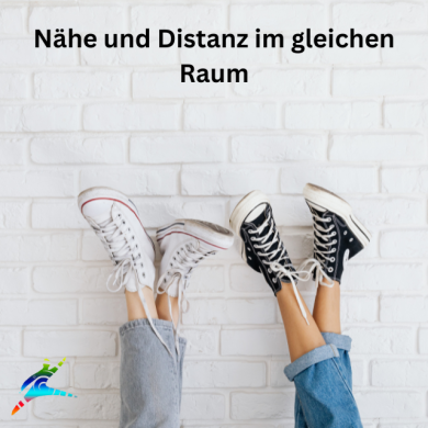 Zwei Personen nebeneinander, Füße sichtbar, Nähe und Distanz gleichzeitig