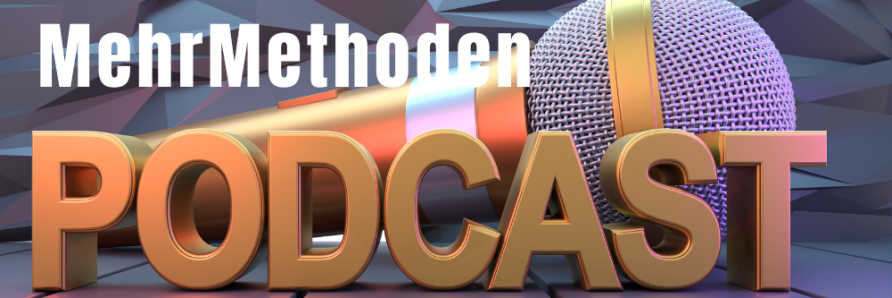 Goldenes Mikrofon mit der Aufschrift „MehrMethoden PODCAST“ auf futuristischem Hintergrund